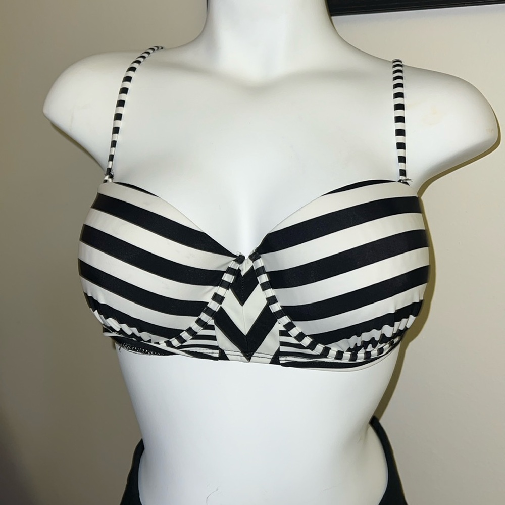 Black & White Underwire Swim Top
